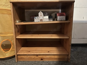 Kleines Regal mit herausziehbarem, oberem Regalboden