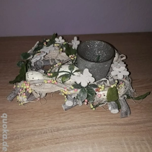 Oster- oder Frühlingsgesteck mit Kerzenglas  