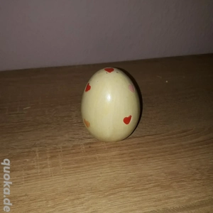 Osterei mit kleinen Herzchen  