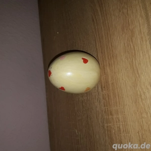 Osterei mit kleinen Herzchen  