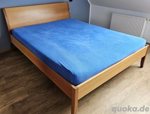 Bett aus massivem Kirschholz