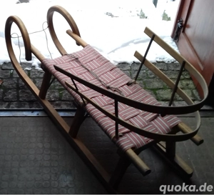 Hörnerschlitten mit Rückenlehne und geflochtener Sitzfläche