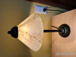 Antike Tischleuchte mit Glasschirm