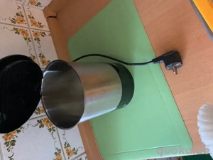 Wasserkocher  und  Tee oder Kaffeekanne 