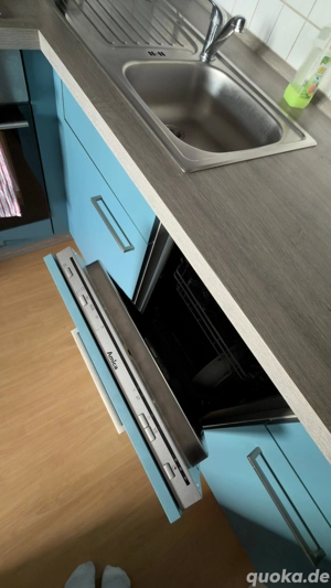 Einbauküche mit Herd und Geschirrspüler 
