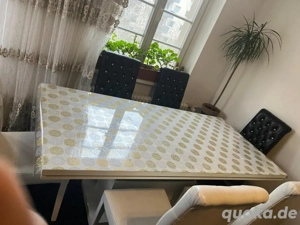 Weißer Esstisch mit goldenen Punkten + 6 Stühle