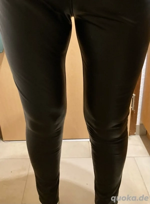 Gefesselt in Lederleggin