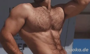 Sportlicher Nacktputzer bietet seinen Dienste an 