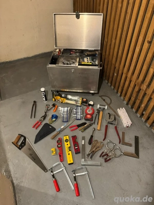 Rollbare Werkzeugkiste mit Inhalt 