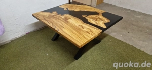 Tisch mit Epoxidharz 