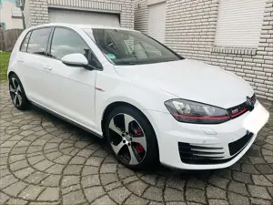 Volkswagen Golf GTI 2.0 BMT Performance DSG 230 PS