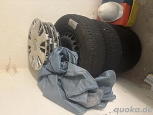 Stahlfelgen und Sommerreifen mit Felgenbaum