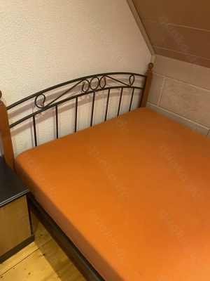 Franz. Bett 140x200 cm, mit Rost + Matratze, nur 2x benutzt als Gästebett, + 2 passende Schränkchen