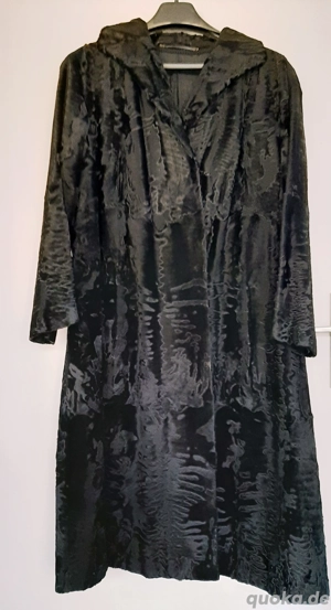 Diverse Pelzmäntel und -jacken