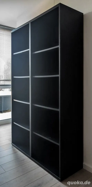 Regal mit Gebrauchsspuren in zerlegter Form