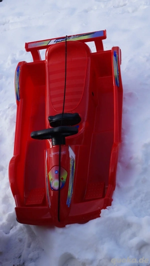 Bobschlitten in Ferrari rot