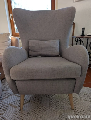 Guido Maria Kretschmer Ohrensessel mit Hocker und Zierkissen