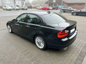 BMW 330 330xd DPF Aut. SD*AHK*PDC*Leder* Bild 4