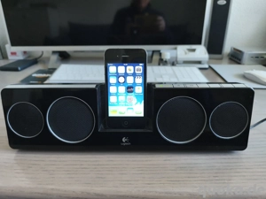 iPhone 4 mit Logitech Musikanlage und iDock Station Bild 2