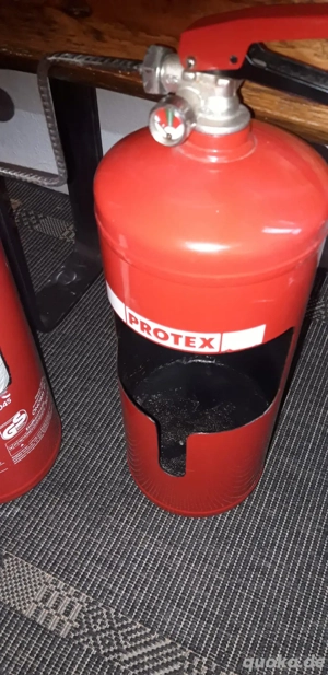 Toilettenpapierhalter aus Feuerlöscher 