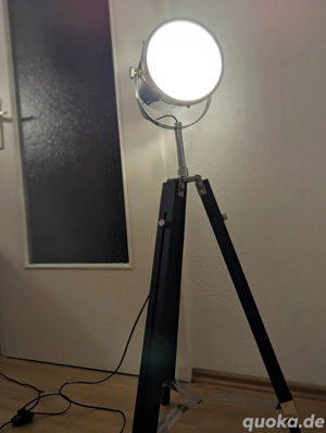 Stehlampe in Scheinwerfer Optik