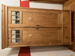 Schrank Holz massiv (antik) mit Einlegeböden und Glaseinsätzen in Türen