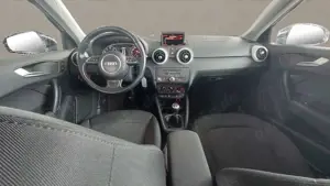 Audi A1 Sportback KLIMA 50000KM 5-TÜR. 1.HAND TÜV NEU Bild 4