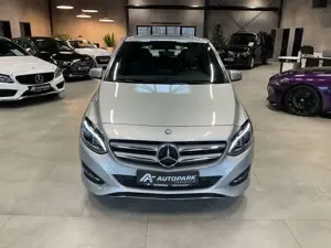 Mercedes-Benz B 180 Urban LED Navi Teilleder Standheizung AHK Bild 2