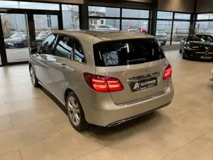 Mercedes-Benz B 180 Urban LED Navi Teilleder Standheizung AHK Bild 5