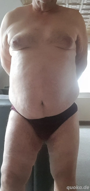 devoter 65 jähriger Mann mit kleinem Busen sucht dringend ein Paar das mich keusch hält 