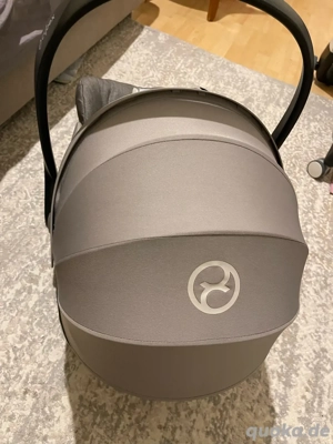 Cybex Cloud Z i-Size Plus Babyschale in der Farbe Soho Grey.