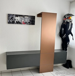 Moderner Schuhschrank mit integrierter Kleiderstange