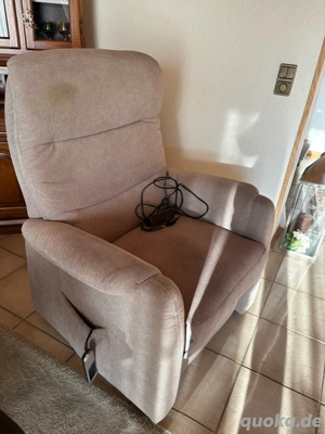 Elektrischer Fernsehsessel mit Aufstehhilfe beige 5 Jahre alt