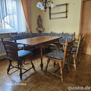 Eckbank mit Tisch und Stühlen