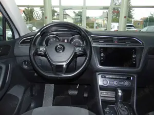 Volkswagen Tiguan Highline 2.0 TSI DSG 4Motion GANZJAHRES-R Bild 3