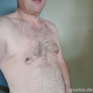 Kuscheln Küssen fummeln u. mehr wer hat Interesse 