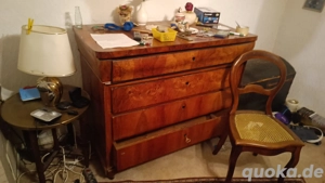 Alte Kommode aus massiven Holz