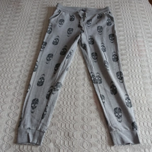 Jogginghose, Freizeithose, Gr. 42 bzw. ca. Gr. L, grau schwarz, Totenköpfe, AJC