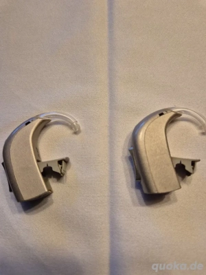 Zwei Hörgeräte von Kind