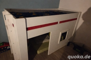 Weißes Hochbett mit Süielfläche 