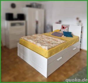 Bett mit Staufächern