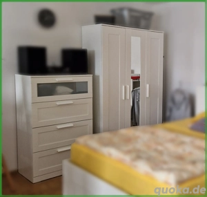 Kleiderschrank und Kommode