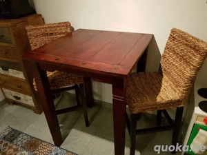 Bartisch mit Hockern