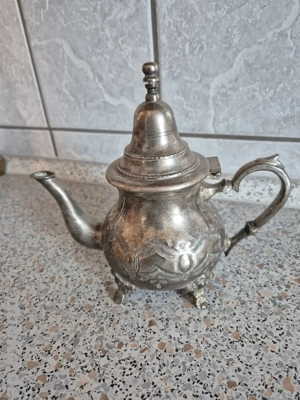 Orientalische Teekanne aus Metall 