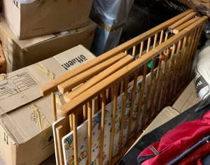 Laufstall für Babys mit Holzstäben zu verschenken