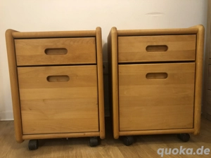 2 Nachtkästen auf Rollen