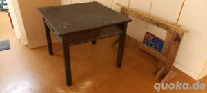 Arbeitstisch mit Ablagefächern