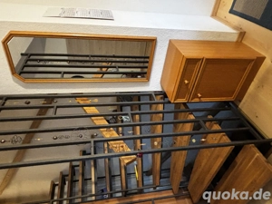 Schränkchen mit Spiegel