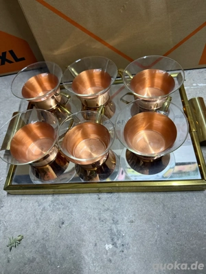 Tablett mit teegläsern 