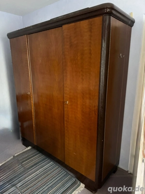 alter Kleiderschrank aus Holz, braun, 3 Türen
